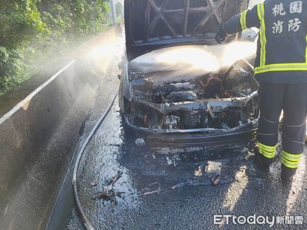 ▲▼警消獲報即刻滅火，但車頭已燒燬。（圖／國道警方提供）
