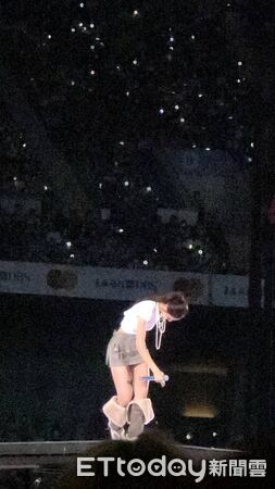 ▲▼TWICE子瑜深深鞠躬。（圖／讀者提供）