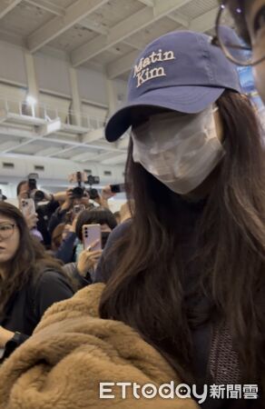 ▲▼子瑜走在後方，點頭表示「唱得很開心」。（圖／記者吳睿慈攝）