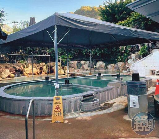 皇池會館通過市政府複檢後，又將違建湯池頂棚重新蓋回，繼續營運。（讀者提供）