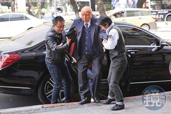 頴川建忠（中）身價千億，是味王及民視大股東，已於2023年過世。