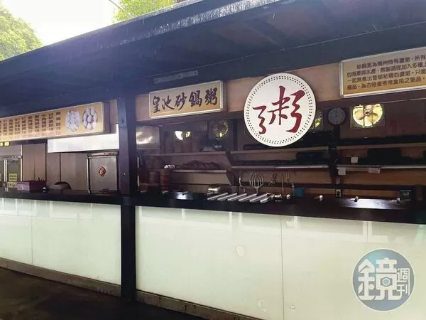 市府複檢後，皇池又將廚房周邊的違建蓋回，繼續營業。（讀者提供）