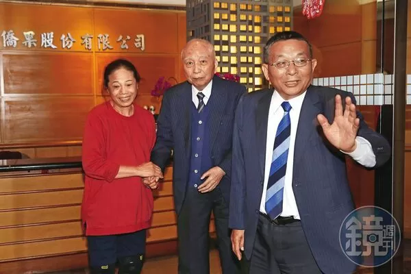 頴川建忠（中）晚年住進台北萬華養生村，2017年曾由老臣陳清福（右）陪同受訪。