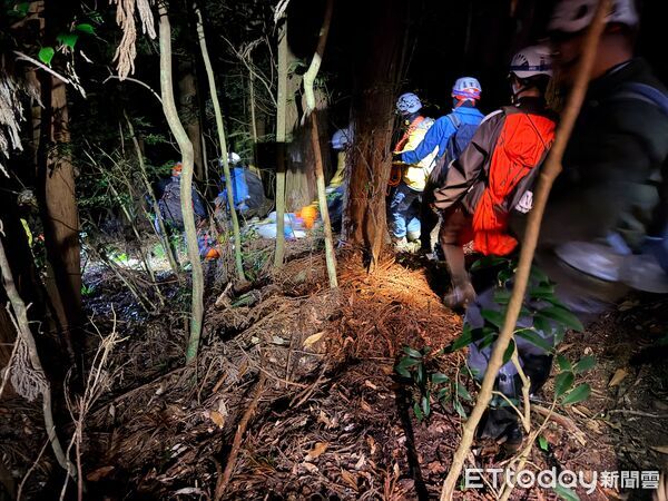 ▲來自台北市的6人登山隊伍，攀登加里山時1男子腳踝閉鎖式骨折無法行走，消防局出動21人，花費13小時才艱辛將人抬下山送醫。（圖／記者楊永盛翻攝）