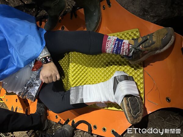 ▲來自台北市的6人登山隊伍，攀登加里山時1男子腳踝閉鎖式骨折無法行走，消防局出動21人，花費13小時才艱辛將人抬下山送醫。（圖／記者楊永盛翻攝）