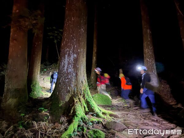 ▲來自台北市的6人登山隊伍，攀登加里山時1男子腳踝閉鎖式骨折無法行走，消防局出動21人，花費13小時才艱辛將人抬下山送醫。（圖／記者楊永盛翻攝）
