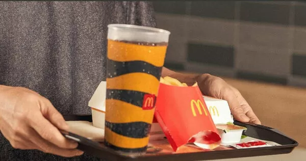 麥當勞內用杯沒洗乾淨引發爭議。（圖／翻攝臉書／麥當勞）
