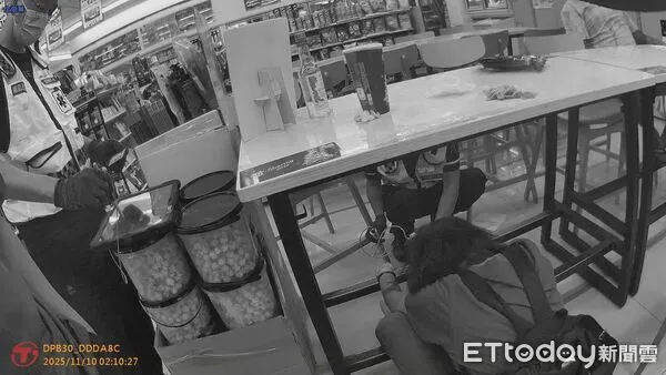 ▲女子暴飲高粱酒後醉倒地上、意識模糊。（圖／記者高堂堯翻攝，下同）