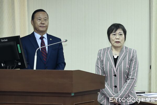 ▲國防部副部長柏鴻輝、內政部長劉世芳專報普發全民國防手冊備詢。（圖／記者徐文彬攝）