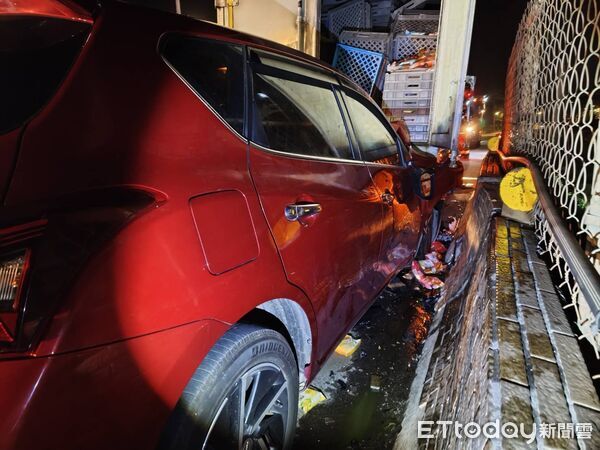 ▲▼            鶯歌物流車司機卸貨時，遭後方轎車衝撞夾困，左腿當場遭撞斷 。（圖／記者陳以昇翻攝，下同）