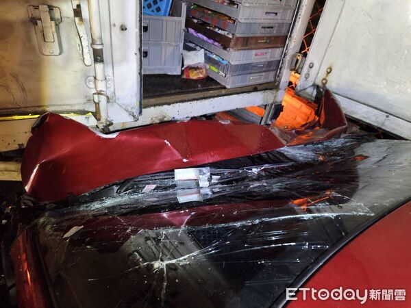 ▲▼            鶯歌物流車司機卸貨時，遭後方轎車衝撞夾困，左腿當場遭撞斷 。（圖／記者陳以昇翻攝，下同）