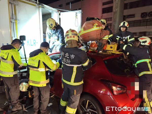 ▲▼            鶯歌物流車司機卸貨時，遭後方轎車衝撞夾困，左腿當場遭撞斷 。（圖／記者陳以昇翻攝，下同）