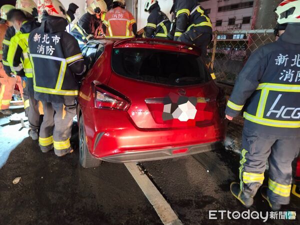 ▲▼            鶯歌物流車司機卸貨時，遭後方轎車衝撞夾困，左腿當場遭撞斷 。（圖／記者陳以昇翻攝，下同）