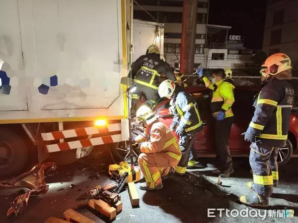▲▼            鶯歌物流車司機卸貨時，遭後方轎車衝撞夾困，左腿當場遭撞斷 。（圖／記者陳以昇翻攝，下同）