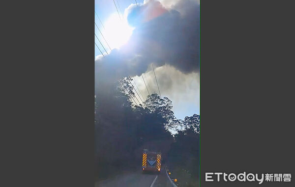 ▲汐止夢湖路２４日上午發生工廠大火。（圖／記者張君豪翻攝）