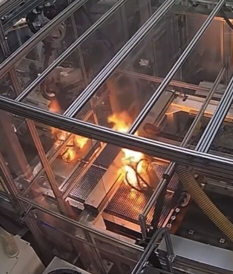 小米汽車電池產線傳起火　官方澄清：操作員失誤「非設計缺陷」