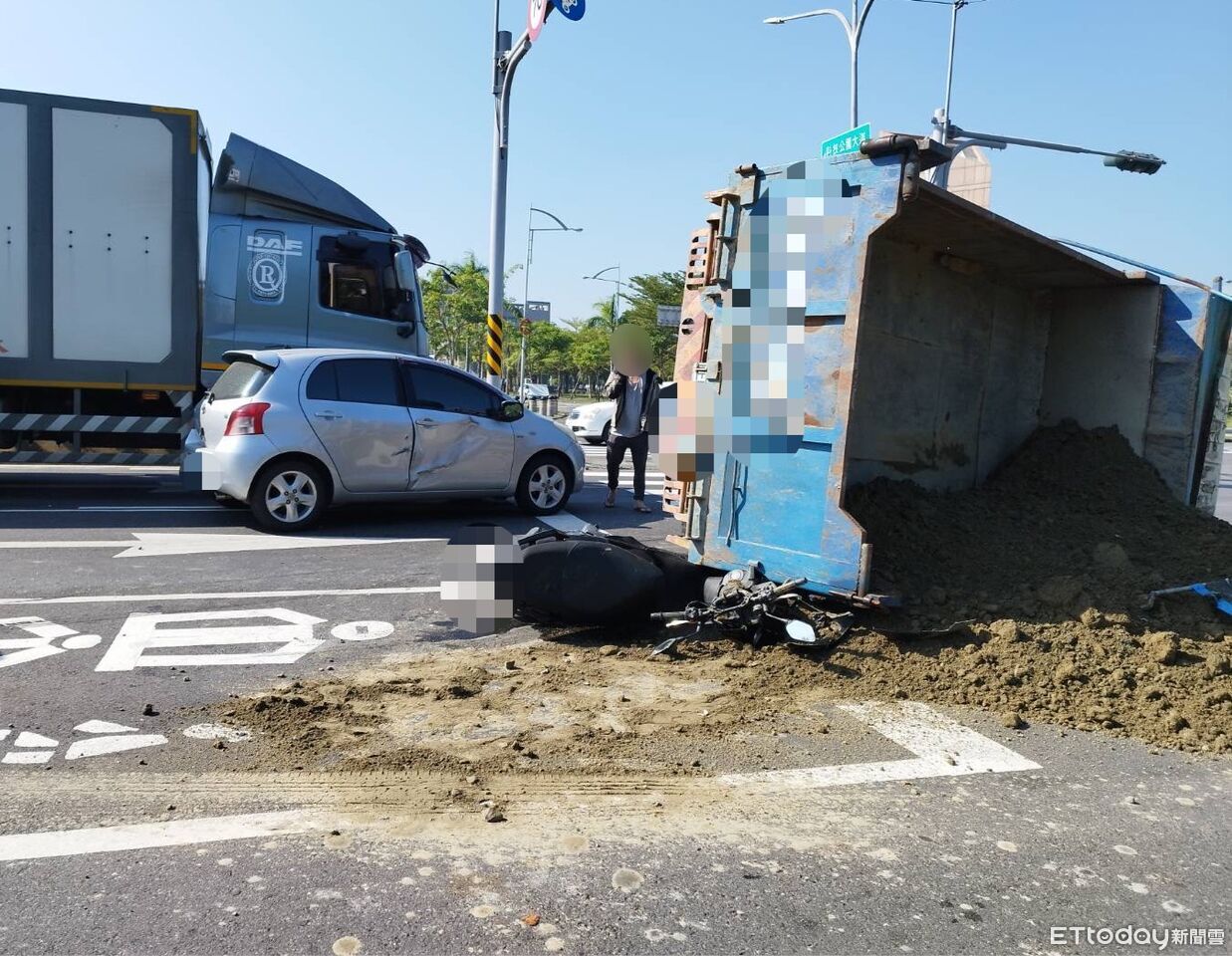 快訊／台南大貨車煞不住！翻覆追撞3車　騎士受傷送醫