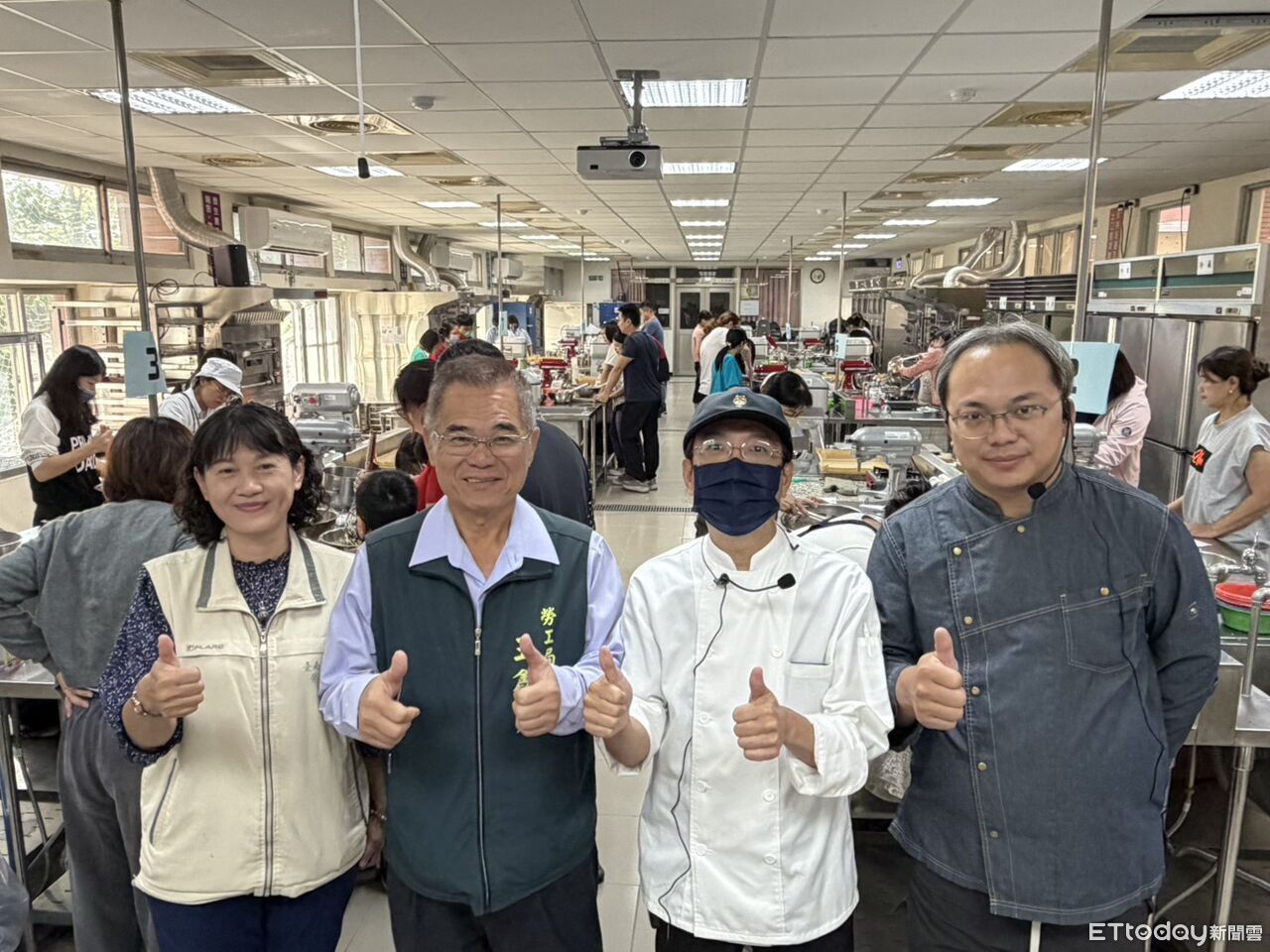 曾文園區勞工學苑暖迎聖誕！　手作「樹幹蛋糕」開課甜蜜上手