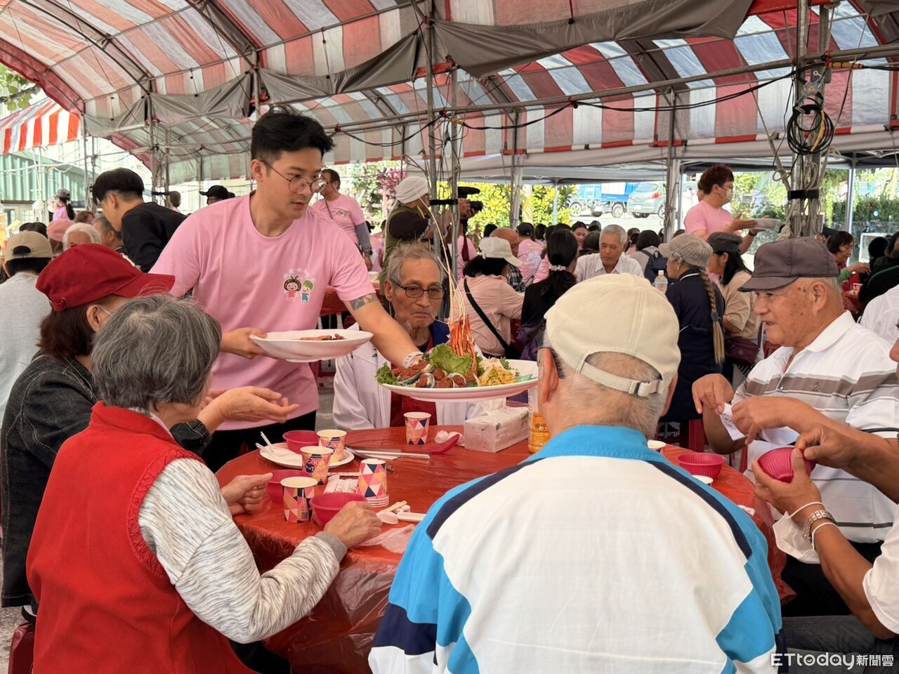 串聯全台送愛!芥菜種會單車隊直達光復 㕑師團辦桌款待災民