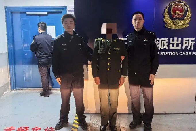 自稱「解放軍上將」騙女友　他「制服太假」被抓進警局