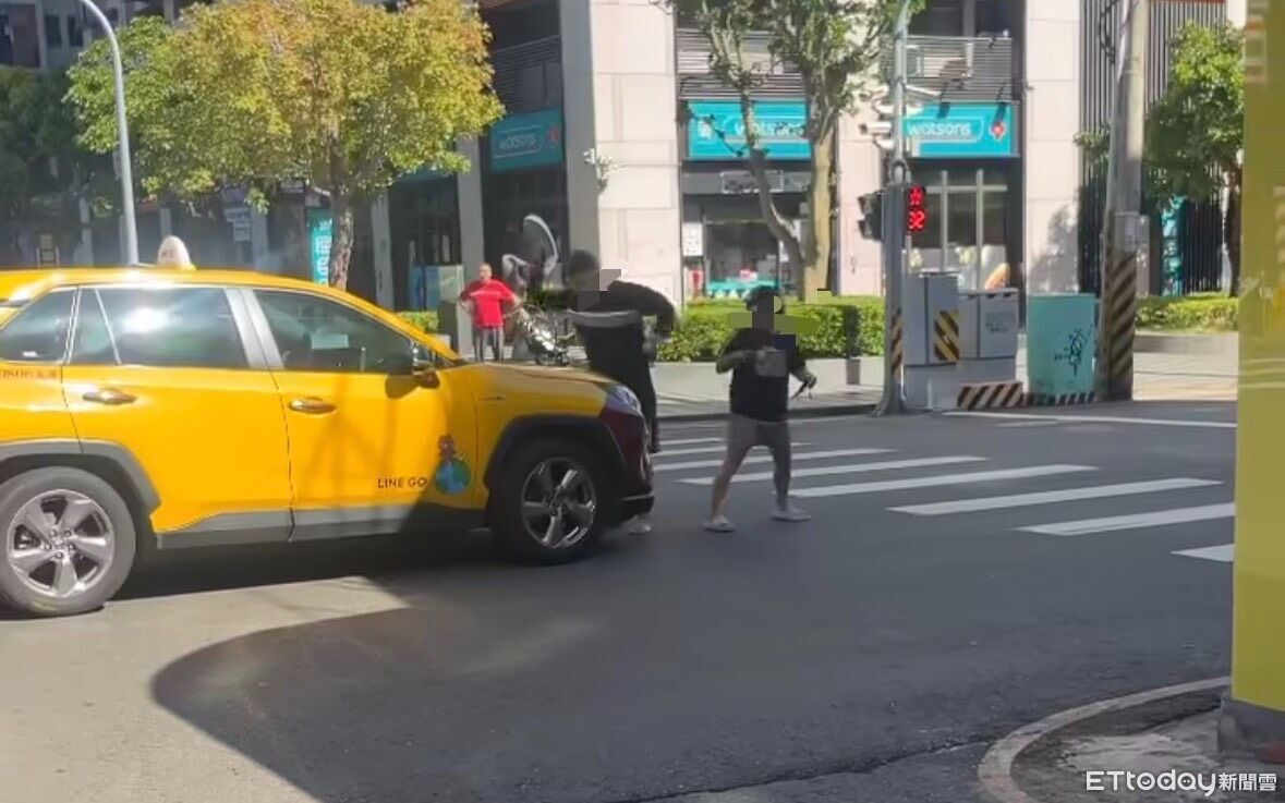 台中男亂攔小黃猛拍引擎蓋、罵三字經！嚇壞司機...警要開罰