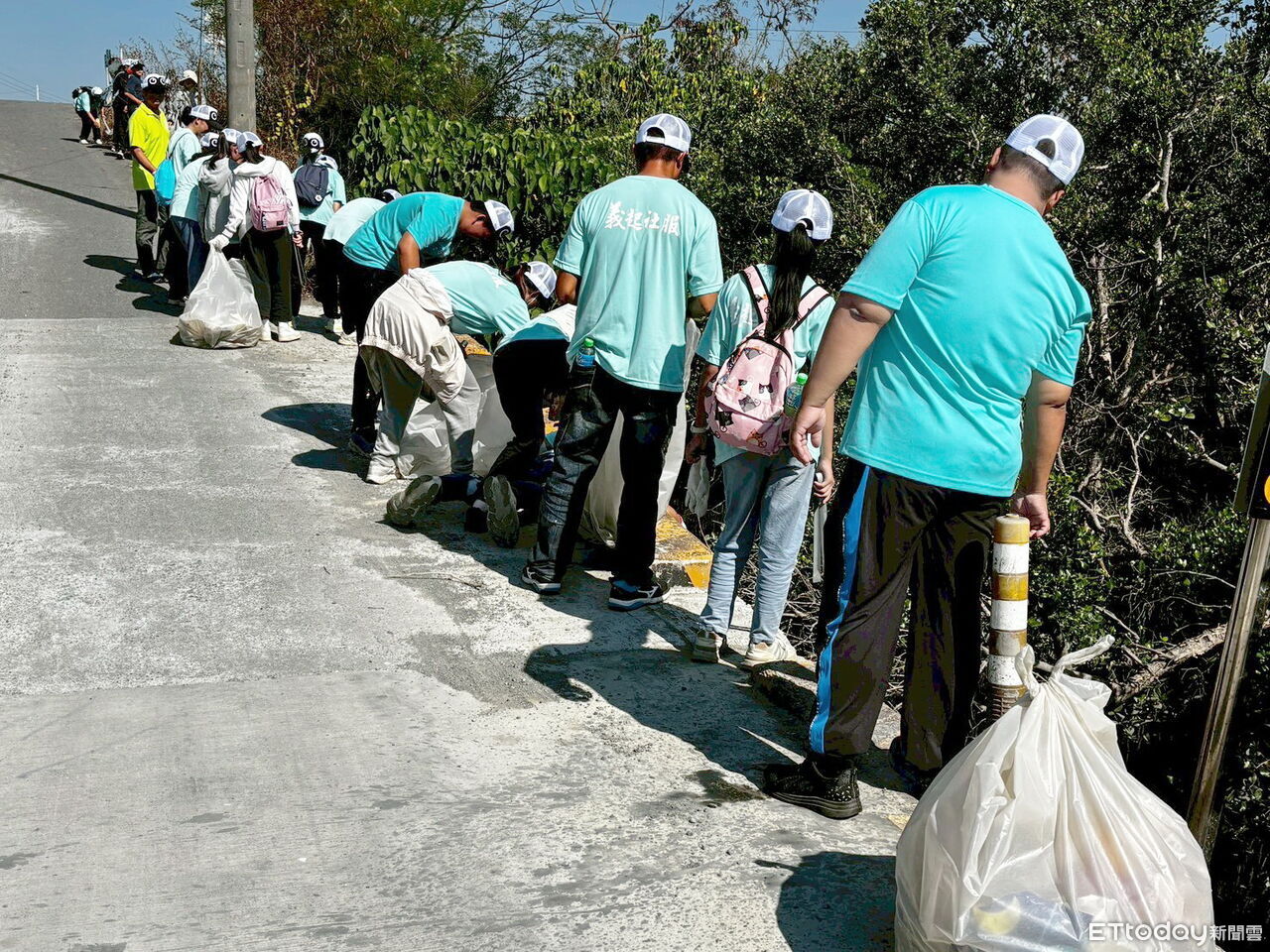義竹國中社服隊走入台南學甲濕地！　攜手海巡署淨灘守護黑面琵鷺