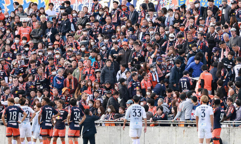 足球飛進觀眾席！日球迷「遭砸頭」擔架抬出場　日乙聯盟驚魂