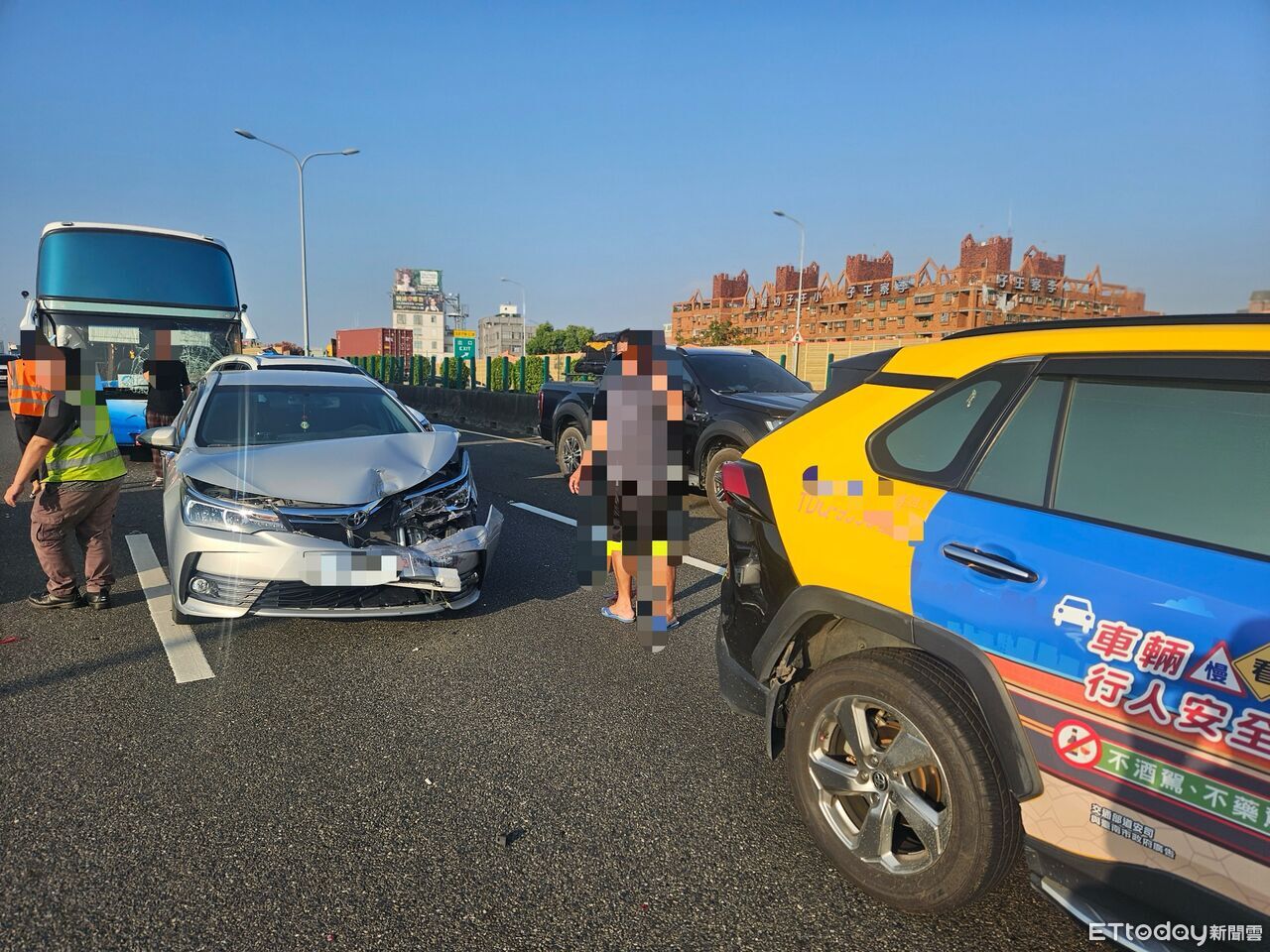 國道1號5車連環撞!「3車遭波及」2駕駛送醫