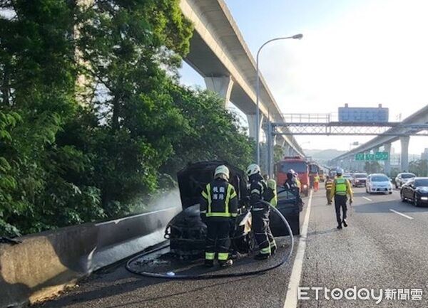 國道1號火燒10年老車 駕駛逃生車頭已全毀