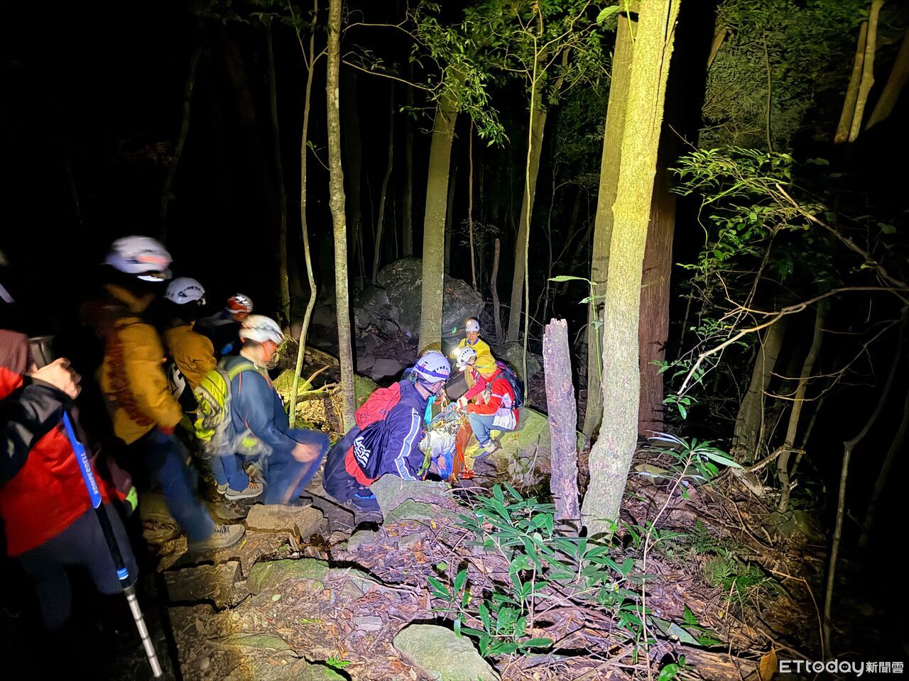 壯男攀「台版富士山」腳踝骨折 苗栗21救難英雄花13小時救援