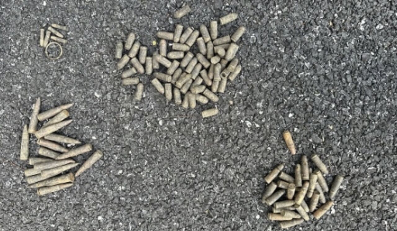 陸民眾垂釣難起鈎以為是大魚　釣起白色布包打開竟是108發槍彈