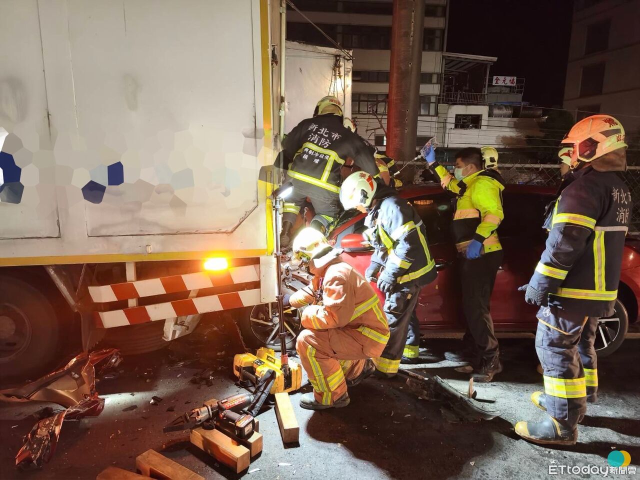 鶯歌21歲男猛撞「嵌進物流車」！司機卸貨淪夾心　左腿慘斷見骨