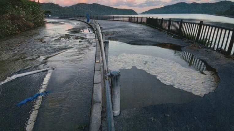 ▲▼日本沖繩縣大宜味村縣道底下埋設的導水管破裂,影響本島配水工作。(圖/沖繩縣企業局)