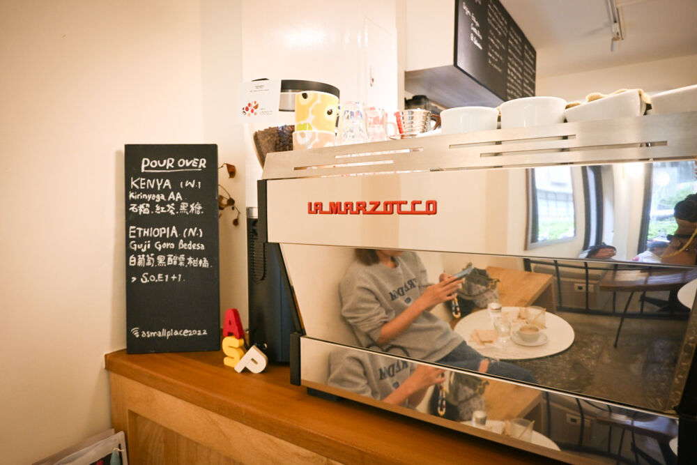 ▲▼台北古亭巷弄咖啡廳「A Small Place」，小巧溫馨，生意非常好，外酥內軟可頌必點。（圖／部落客水晶提供）