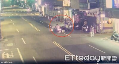 雜貨店老闆騎車回家 「跨雙黃線逆向」對撞機車!顱內出血送醫