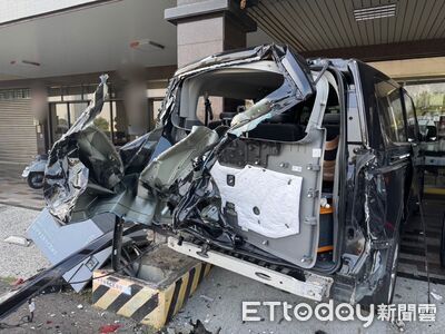 回收車駕駛賠慘了！失控連撞6車現場曝...鐵門和變電箱也遭殃