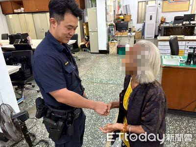 87歲嬤跌坐路邊　里港警攙扶安撫…她緊牽不放惹鼻酸