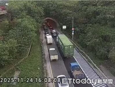快訊／觀音隧道「3隻小豬」亂竄！台64一度封閉圍捕　車流大回堵