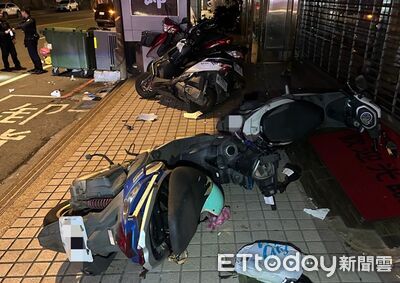 桃園騎士深夜自撞!橫掃騎樓5機車、垃圾子車 全身擦挫傷