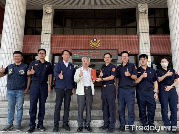 ▲警政署長張榮興南下慰勉東港警分局員警。（圖／記者陳崑福翻攝）