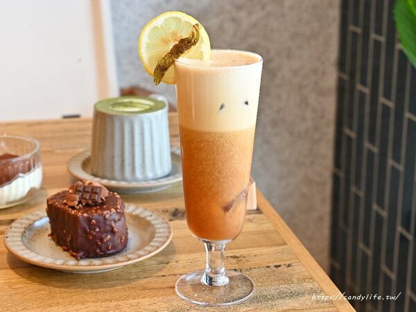 ▲▼台中質感露營風咖啡館「THE OAK LAB 81+」，咖啡、輕食、甜點、選品展覽。（圖／部落客糖糖提供）