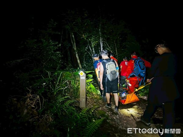 ▲婦人攀登都蘭山時不慎跌倒、頭部受創，消防隊趕抵以擔架方式將其送下山送醫。（圖／記者楊晨東翻攝）