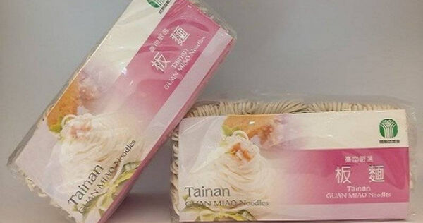 有網友網購小包裝麵條因缺貨，竟直接被升級三倍量的大包裝。（圖／翻攝自關廟區農會）