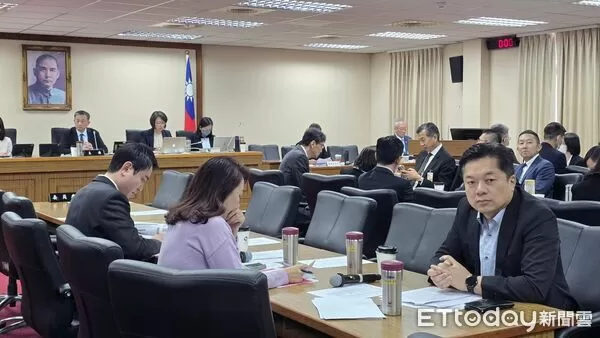 ▲▼立法院外交及國防委員會通過2臨時提案，在場僅提案4綠委王定宇、陳俊宇、羅美玲與陳冠廷在場。（圖／記者詹詠淇攝）