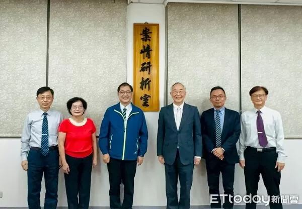 ▲法務部長鄭銘謙南下主持案情研析室揭牌，肯定南檢在偵查與行政業務的努力。（記者林東良翻攝，下同）