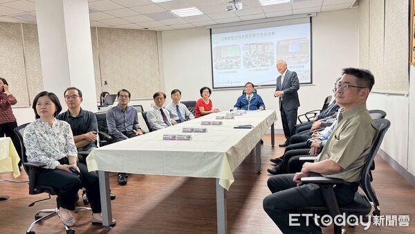 ▲法務部長鄭銘謙南下主持案情研析室揭牌，肯定南檢在偵查與行政業務的努力。（記者林東良翻攝，下同）