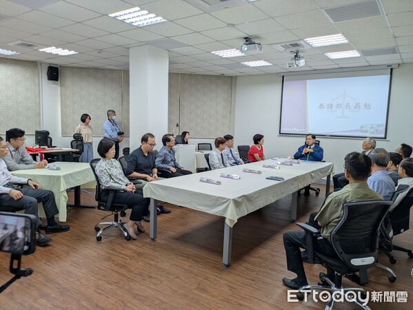 ▲法務部長鄭銘謙南下主持案情研析室揭牌，肯定南檢在偵查與行政業務的努力。（記者林東良翻攝，下同）