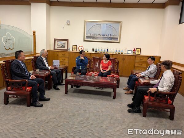 ▲法務部長鄭銘謙南下主持案情研析室揭牌，肯定南檢在偵查與行政業務的努力。（記者林東良翻攝，下同）