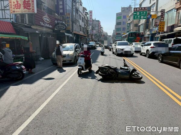 ▲東港鎮中正路交通事故。（圖／記者陳崑福翻攝）