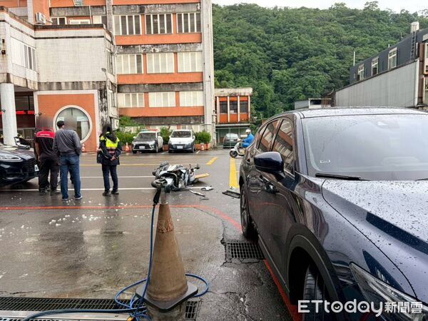 ▲▼機車與休旅車碰撞後，機車頭全毀。（圖／記者游芳男翻攝，下同）